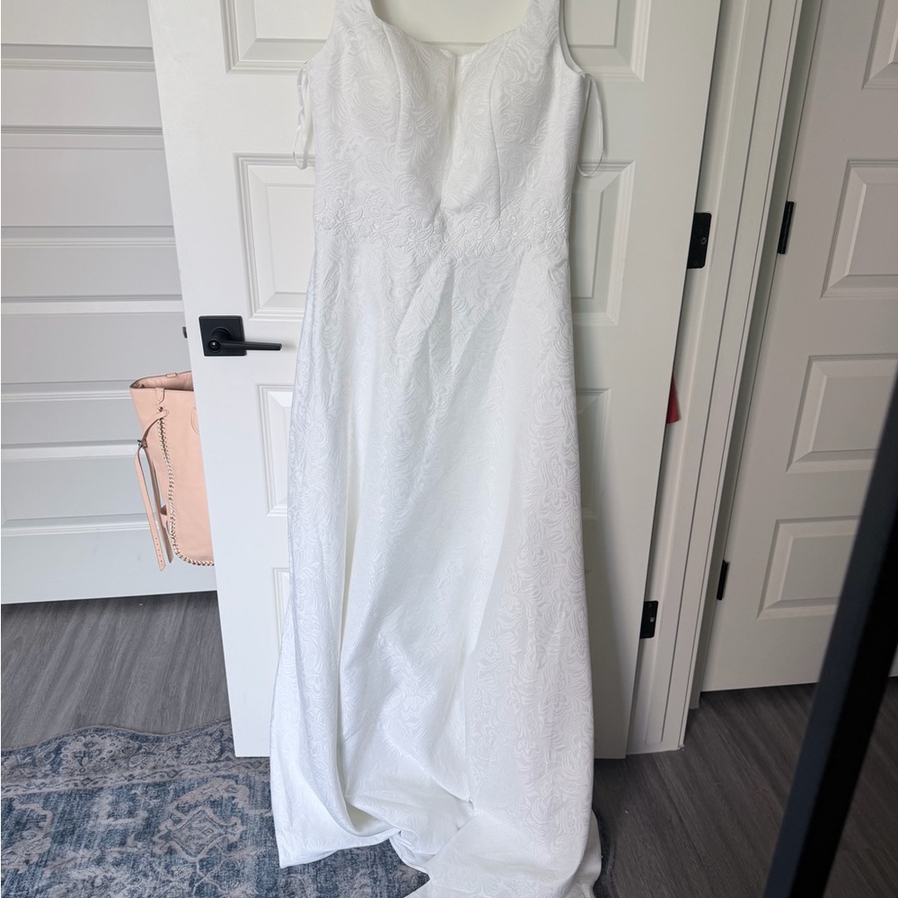 Elegant White Wedding Dress - Classic Sleeveless Gown